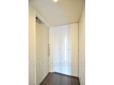 Entrance ※Photo of the same layout on 10 floor. Decoration and fixture may differ.