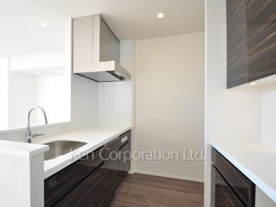Kitchen ※Photo of the same layout on 10 floor. Decoration and fixture may differ.