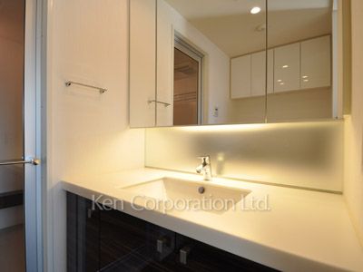 Powder Room ※Photo of the same layout on 10 floor. Decoration and fixture may differ.
