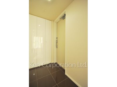 Entrance ※Photo of the same layout on 10 floor. Decoration and fixture may differ.