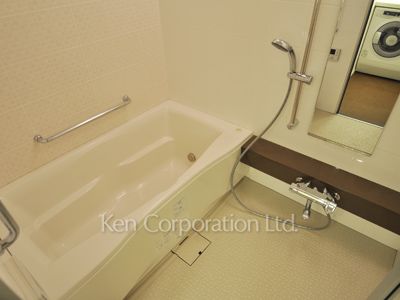 Bath ※Photo of the same layout on 10 floor. Decoration and fixture may differ.