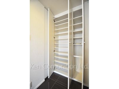 Shoes Closet ※Photo of the same layout on 10 floor. Decoration and fixture may differ.