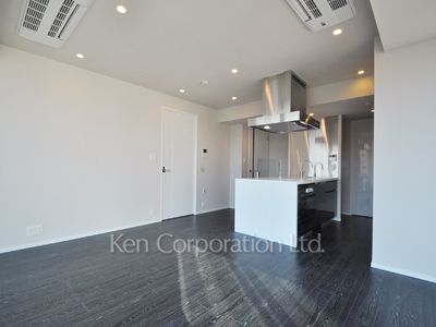 Living-Dining ※Photo of the same layout on 9 floor. Decoration and fixture may differ.