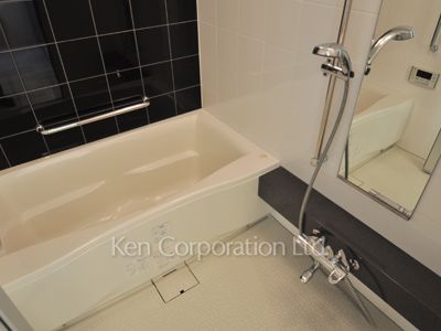 Bath ※Photo of the same layout on 9 floor. Decoration and fixture may differ.
