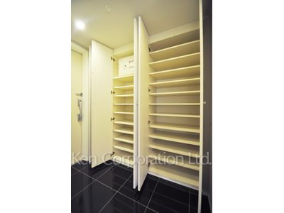 Shoes Closet ※Photo of the same layout on 9 floor. Decoration and fixture may differ.