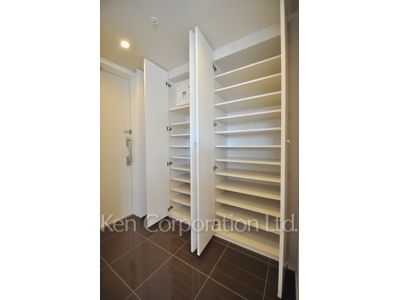 Shoes Closet ※Photo of the same layout on 10 floor. Decoration and fixture may differ.