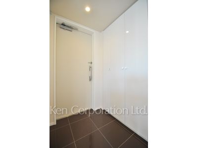 Entrance ※Photo of the same layout on 10 floor. Decoration and fixture may differ.