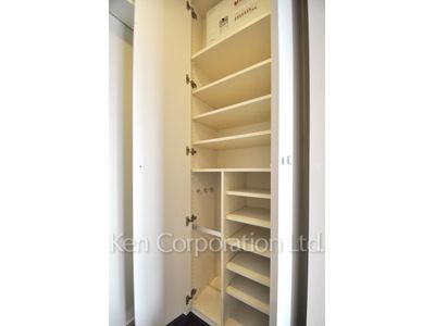 Shoes Closet ※Photo of the same layout on 9 floor. Decoration and fixture may differ.