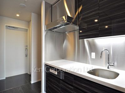 Kitchen ※Photo of the same layout on 9 floor. Decoration and fixture may differ.