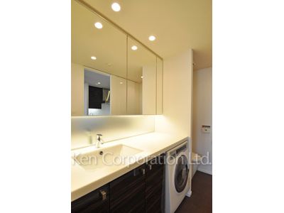 Powder Room ※Photo of the same layout on 10 floor. Decoration and fixture may differ.