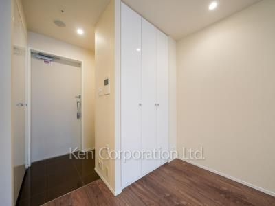Shoes Closet ※Photo of the same layout on 9 floor. Decoration and fixture may differ.