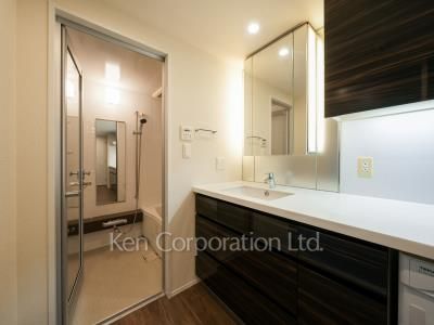 Kitchen ※Photo of the same layout on 9 floor. Decoration and fixture may differ.