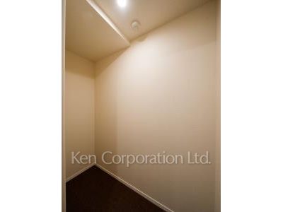 Closet ※Photo of the same layout on 9 floor. Decoration and fixture may differ.