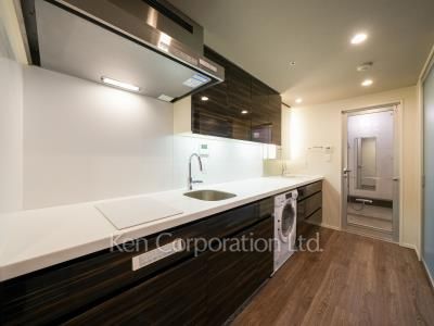 Kitchen ※Photo of the same layout on 9 floor. Decoration and fixture may differ.