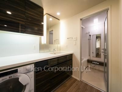 Kitchen ※Photo of the same layout on 9 floor. Decoration and fixture may differ.