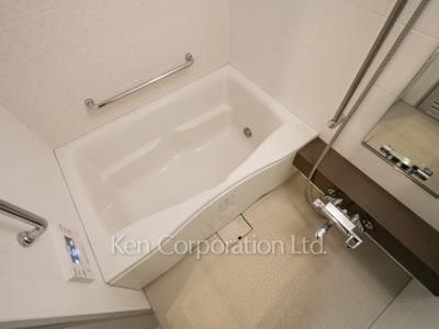 Bath ※Photo of the same layout on 9 floor. Decoration and fixture may differ.
