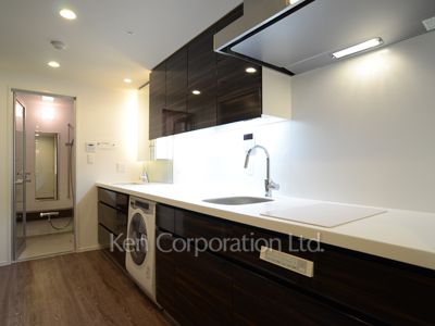 Kitchen ※Photo of the same layout on 10 floor. Decoration and fixture may differ.