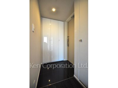 Entrance ※Photo of the same layout on 9 floor. Decoration and fixture may differ.