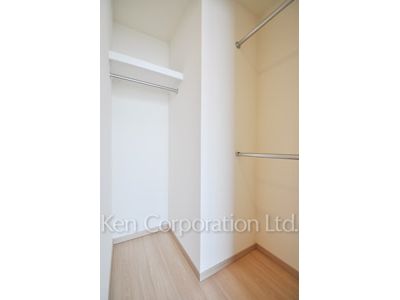 Walk-In Closet ※Photo of the same layout on 9 floor. Decoration and fixture may differ.