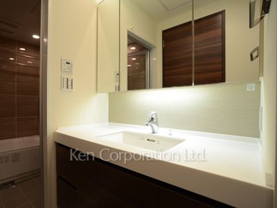 Powder Room ※Photo of the same layout on 32 floor. Decoration and fixture may differ.