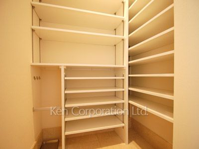 Shoes-In Closet ※Photo of the same layout on 39 floor. Decoration and fixture may differ.