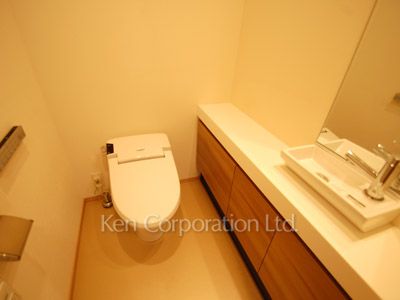 Lavatory ※Photo of the same layout on 39 floor. Decoration and fixture may differ.
