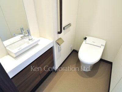 Lavatory ※Photo of the same layout on 8 floor. Decoration and fixture may differ.