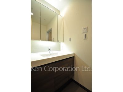 Powder Room ※Photo of the same layout on 8 floor. Decoration and fixture may differ.