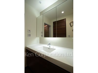Powder Room ※Photo of the same layout on 36 floor. Decoration and fixture may differ.