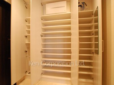 Shoes Closet ※Photo of the same layout on 19 floor. Decoration and fixture may differ.