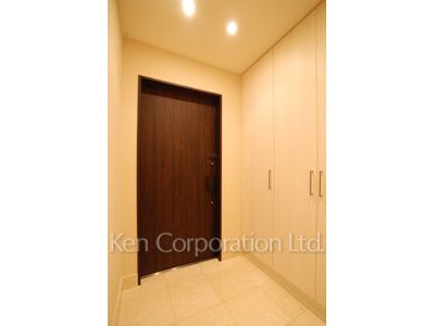 Entrance ※Photo of the same layout on 19 floor. Decoration and fixture may differ.