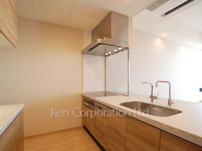 Kitchen ※Photo of the same layout on 19 floor. Decoration and fixture may differ.