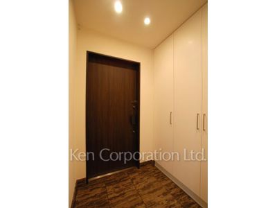 Entrance ※Photo of the same layout on 24 floor. Decoration and fixture may differ.