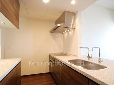 Kitchen ※Photo of the same layout on 24 floor. Decoration and fixture may differ.