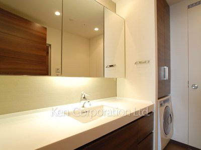 Powder Room ※Photo of the same layout on 24 floor. Decoration and fixture may differ.