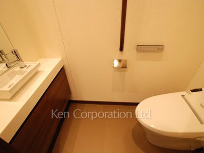 Lavatory ※Photo of the same layout on 24 floor. Decoration and fixture may differ.