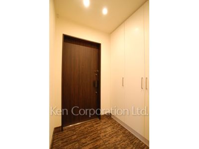 Entrance ※Photo of the same layout on 28 floor. Decoration and fixture may differ.