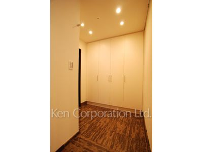 Entrance ※Photo of the same layout on 28 floor. Decoration and fixture may differ.