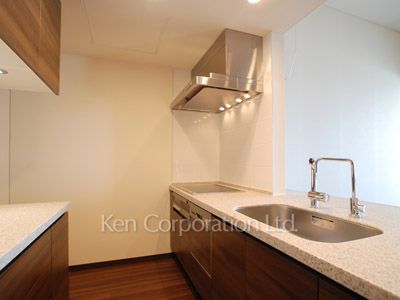 Kitchen ※Photo of the same layout on 28 floor. Decoration and fixture may differ.
