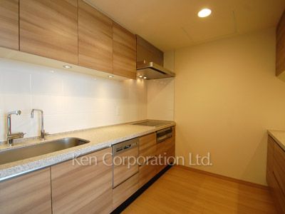 Kitchen ※Photo of the same layout on 39 floor. Decoration and fixture may differ.