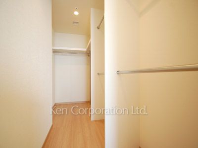 Walk-In Closet ※Photo of the same layout on 39 floor. Decoration and fixture may differ.
