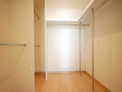 Walk-In Closet ※Photo of the same layout on 39 floor. Decoration and fixture may differ.