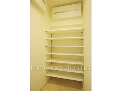 Shoes-In Closet ※Photo of the same layout on 18 floor. Decoration and fixture may differ.