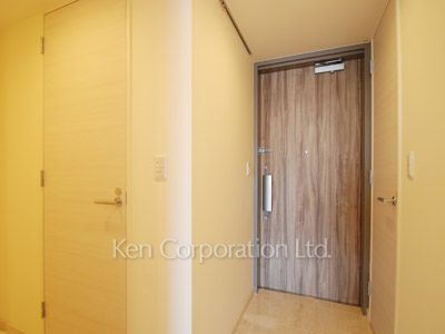 Entrance ※Photo of the same layout on 18 floor. Decoration and fixture may differ.