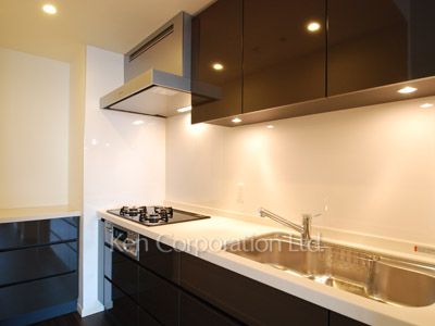 Kitchen ※Photo of the same layout on 18 floor. Decoration and fixture may differ.