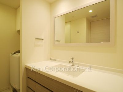 Powder Room ※Photo of the same layout on 18 floor. Decoration and fixture may differ.