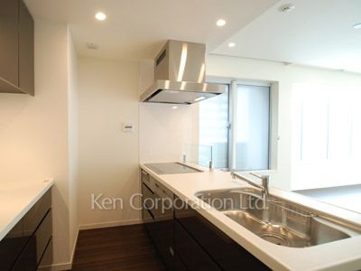Kitchen ※Photo of the same layout on 20 floor. Decoration and fixture may differ.