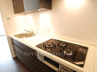 Kitchen ※Photo of the same layout on 20 floor. Decoration and fixture may differ.