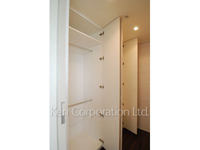 Closet ※Photo of the same layout on 20 floor. Decoration and fixture may differ.