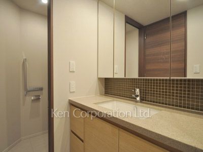Powder Room ※Photo of the same layout on 2 floor. Decoration and fixture may differ.